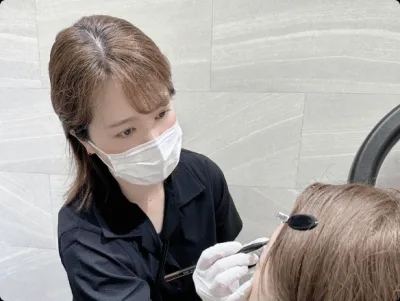 アートメイクの施術をしているところ
