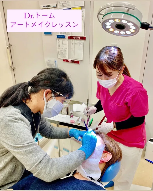 レッスンで手元を指導しているところ