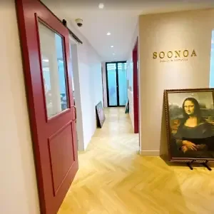 SOONOA ロゴが掛かった院内の廊下