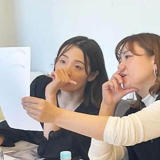 デザインを見ながら相談しているところ
