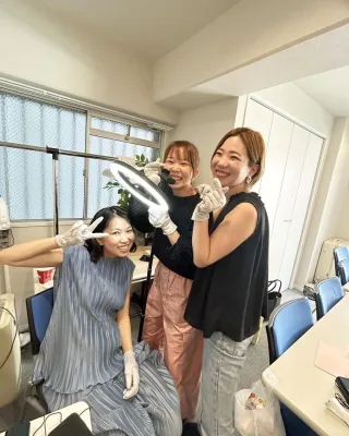 講習で施術を指導している様子