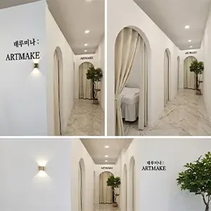 Delumina Beauty 明洞店 ARTMAKE の文字が入った院内の廊下と施術ブース