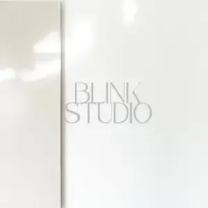 BLINK STUDIO 弘大店 ロゴの入った院内の壁