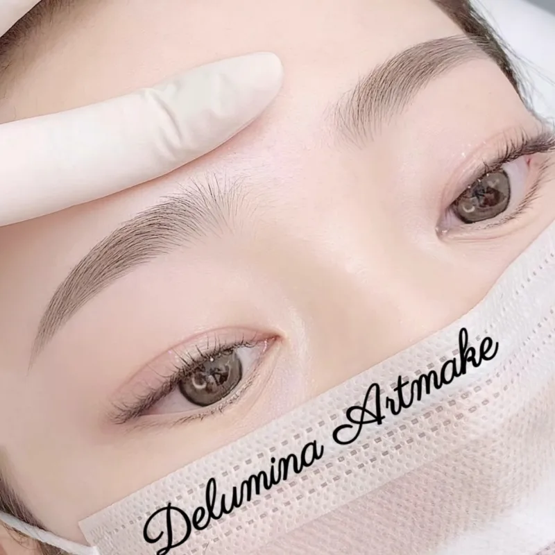 Delumina Beauty 江南店 眉アートメイクのデザインを確認する様子