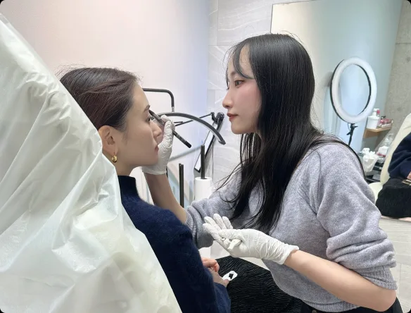 鏡の前で打ち合わせをしているところ