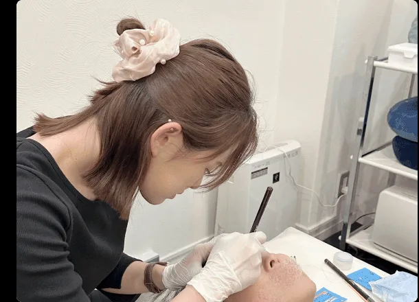 アートメイクの施術をしているところ