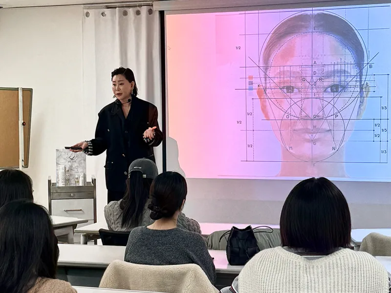 LEEKOが講義をしている様子