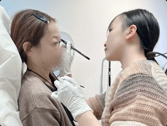 眉のデザインを取っているところ